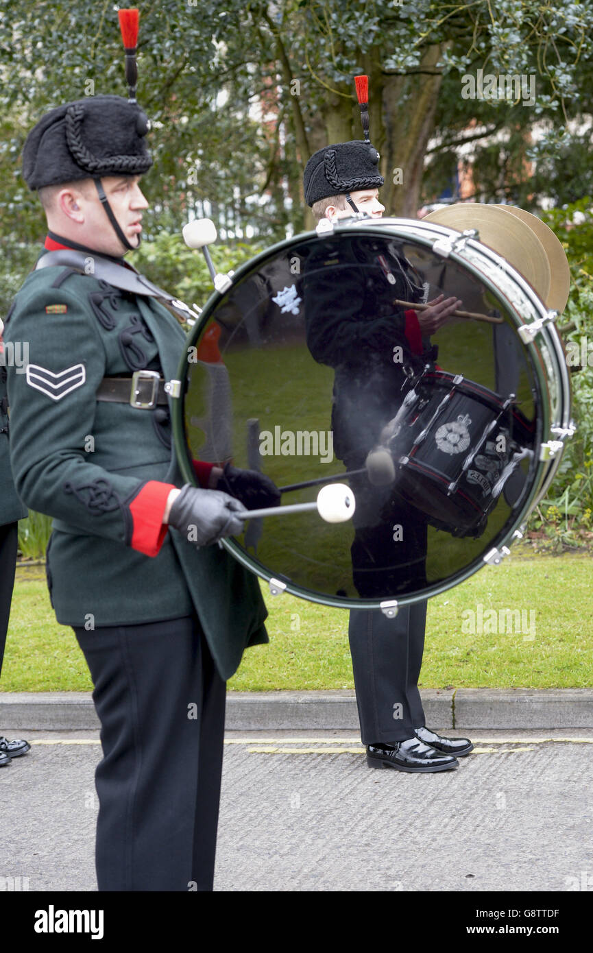 Una riflessione in un basso drum suonato dalla Rivles Band e bugles durante una sfilata a Swindon come i fucili ricevono la libertà della città. Foto Stock