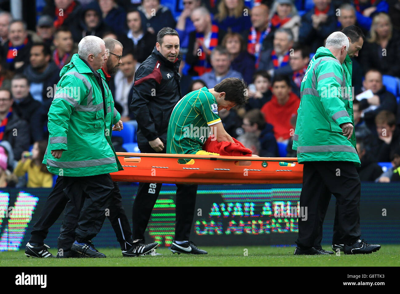 Timm Klose di Norwich City lascia il campo ferito su una barella durante la partita Barclays Premier League a Selhurst Park, Londra. Foto Stock