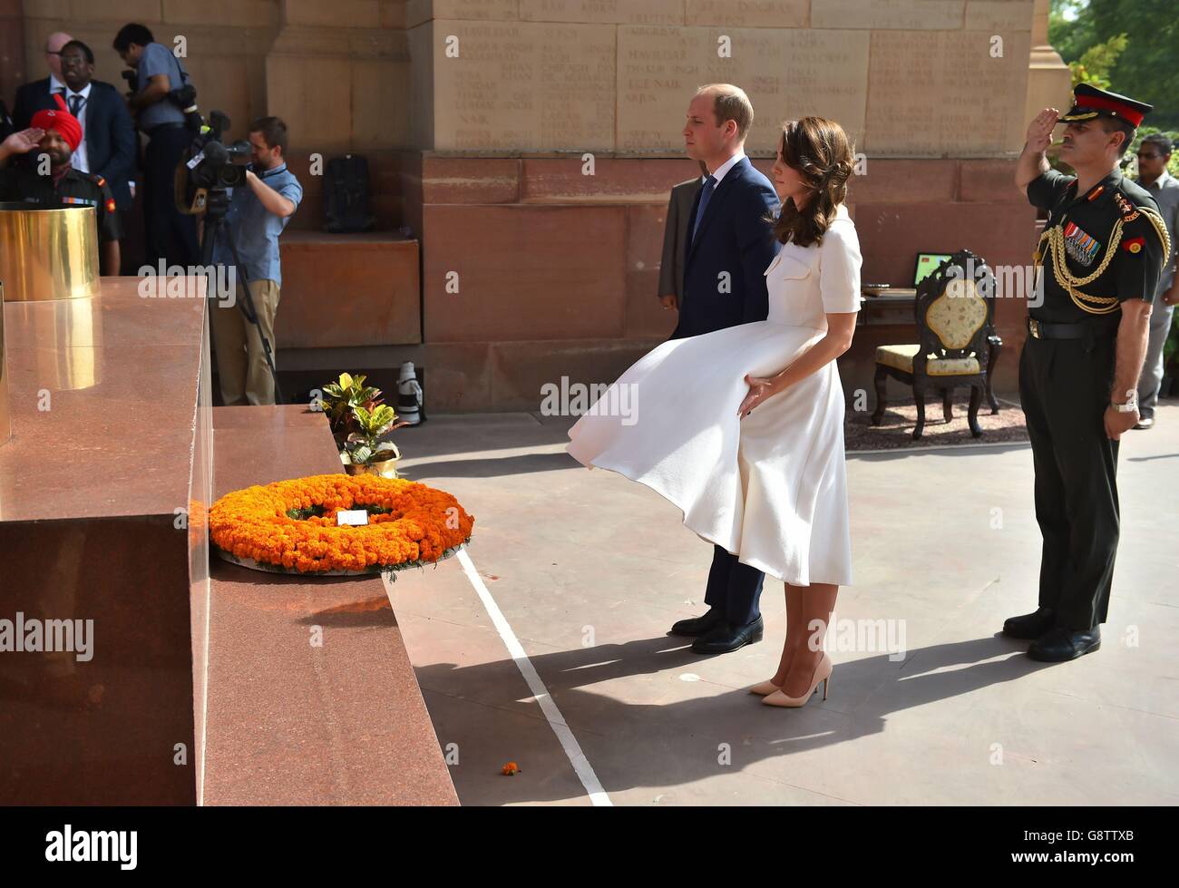 Il Duca e la Duchessa di Cambridge depongono una corona alla porta dell'India a New Dehli, in India, per onorare i soldati dei reggimenti indiani che servirono nella prima guerra mondiale Foto Stock