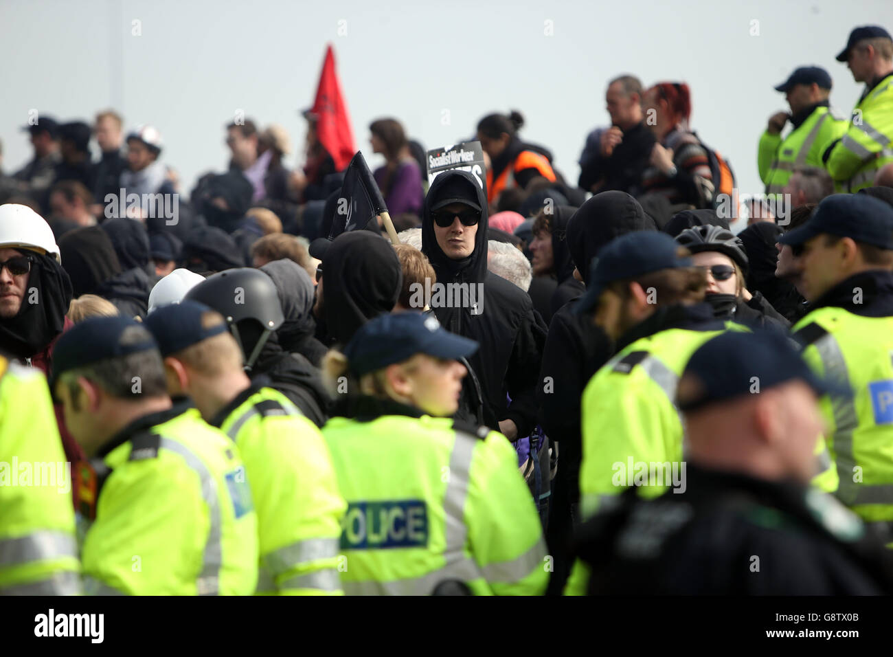 Gli agenti di polizia guardano ai membri di una contromonicrazione della rete antiracismo Kent vicino ai moli di dover, che protestano contro i gruppi di estrema destra che stanno marciando in città per protestare contro l'arrivo degli immigrati. Foto Stock