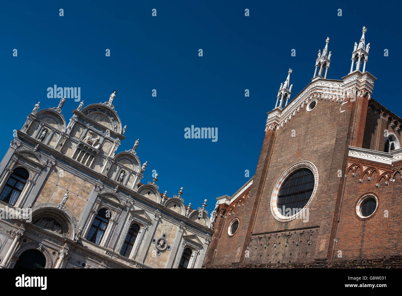 La Chiesa San Zanipolo e la Scuola Grande di San Marco dal campo di Santi Giovanni e Paolo, Castello, Venezia, Italia Foto Stock