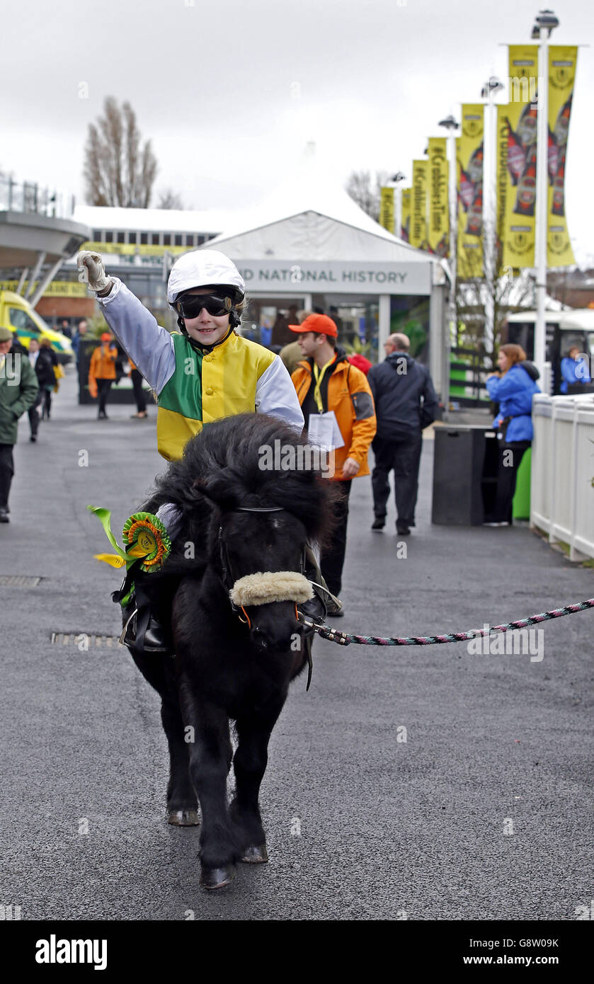 Racegoer Evie Mcgee sulle nuvole Mini durante il Grand Day di apertura del Grand National Festival di Crabbie all'Ippodromo di Aintree, Liverpool. PREMERE ASSOCIAZIONE foto. Data immagine: Giovedì 7 aprile 2016. Guarda la storia di Aintree. Il credito fotografico dovrebbe essere: Peter Byrne/PA Wire Foto Stock