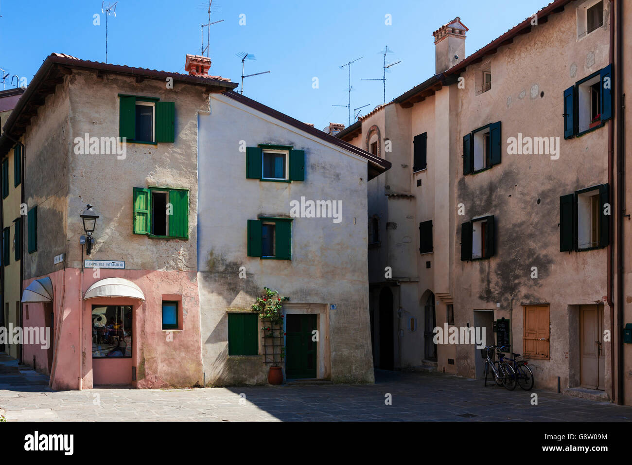 Un tranquillo angolo della piazza principale, Campo dei Patriarchi, nella città vecchia di Grado Friuli Venezia Giulia, Italia Foto Stock