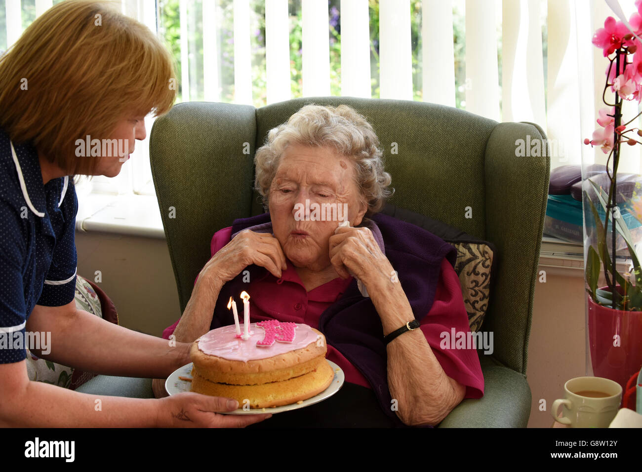 Donna che festeggia il suo 101st compleanno in Care Home UK. Centenarian 100 anni Foto Stock