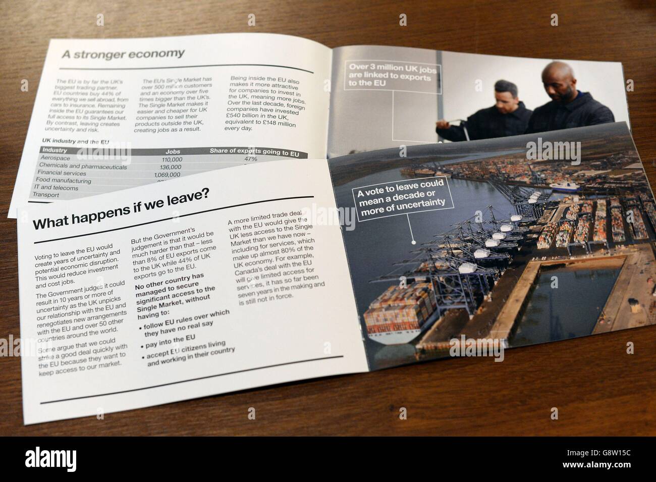 Il volantino del governo britannico sul referendum UE che intende inviare a tutte le famiglie del Regno Unito. Foto Stock