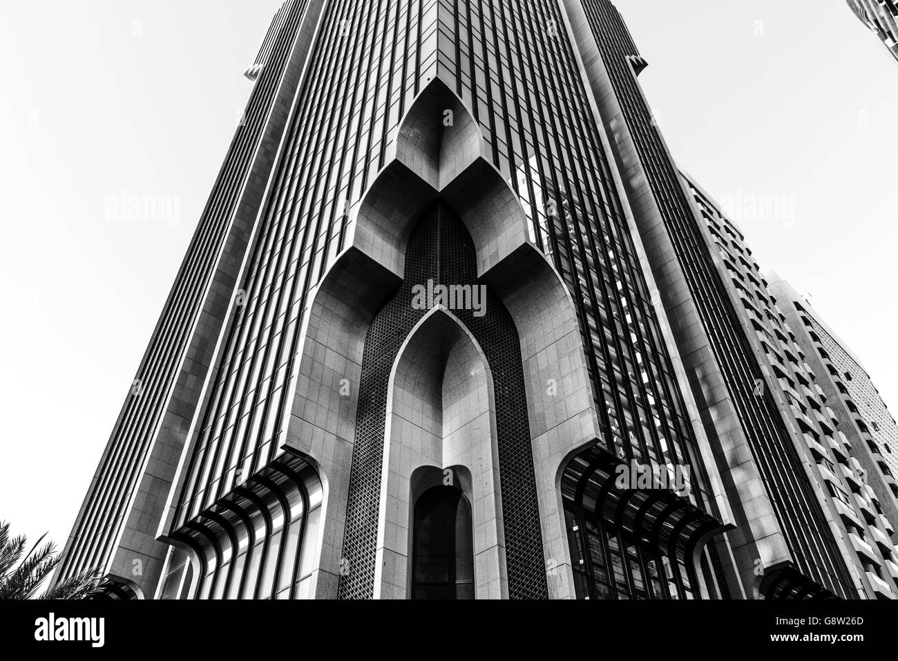 Basso angolo vista di stile arabo moderno facciata di edificio Foto Stock