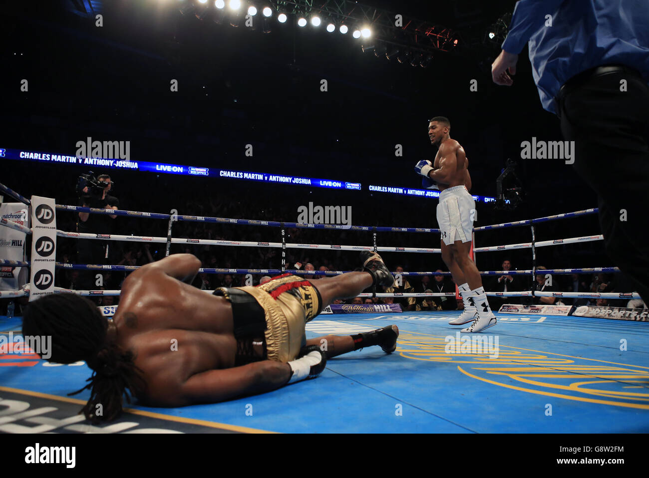 Anthony Joshua (a destra) annienta Charles Martin durante il torneo IBF Heavyweight World Championship all'Arena 02 di Londra. PREMERE ASSOCIAZIONE foto. Data immagine: Sabato 9 aprile 2016. Guarda la storia della Pennsylvania BOXING Londra. PREMERE ASSOCIAZIONE foto. Data immagine: Sabato 9 aprile 2016. Guarda la storia della Pennsylvania BOXING Londra. Il credito fotografico dovrebbe essere: Nick Potts/PA Wire Foto Stock