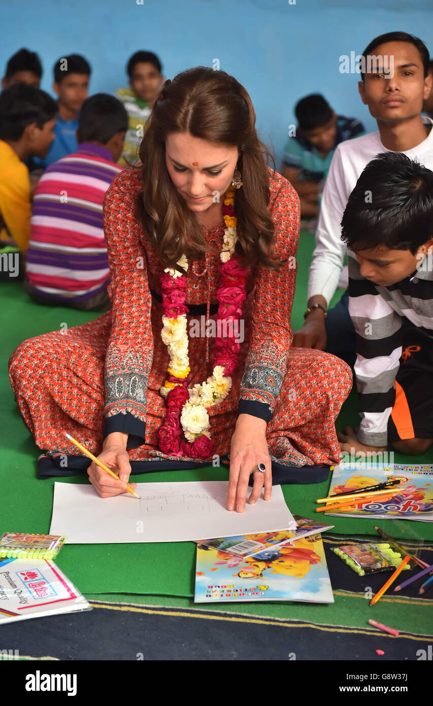 La Duchessa di Cambridge durante una lezione di arte con bambini di strada in un centro di contatto gestito dalla beneficenza Salaam Baalak, che fornisce aiuto di emergenza e sostegno a lungo termine ai bambini senza tetto alla stazione ferroviaria di New Delhi, India, durante il terzo giorno del tour reale in India e Bhutan. Foto Stock