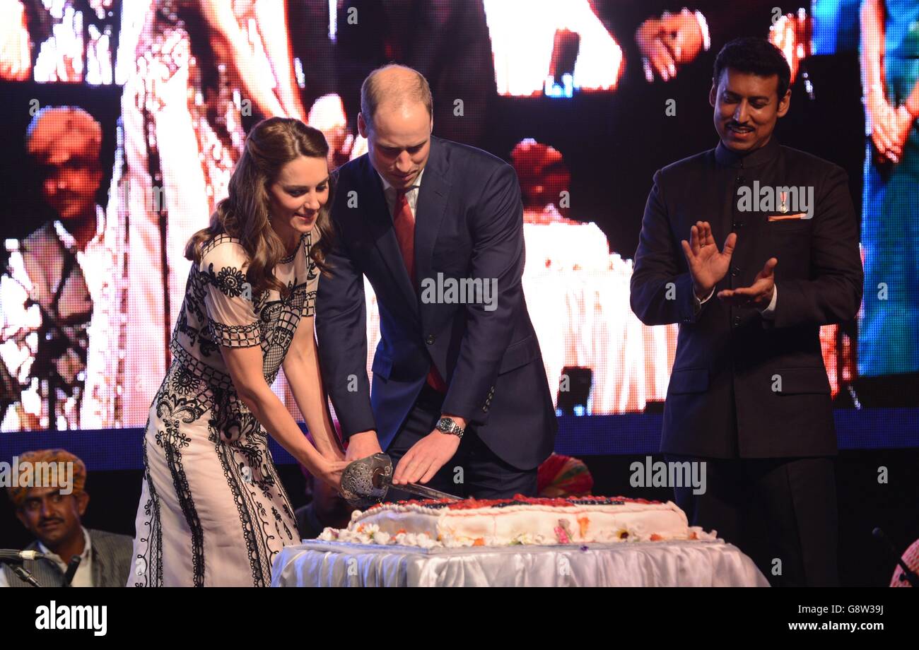 Il Duca e la Duchessa di Cambridge tagliano la torta in un ricevimento ufficiale del partito del giardino che celebra il novantesimo compleanno della Regina, dove incontrerà centinaia di ospiti della società politica indiana locale, durante il secondo giorno del tour reale in India e Bhutan. Foto Stock