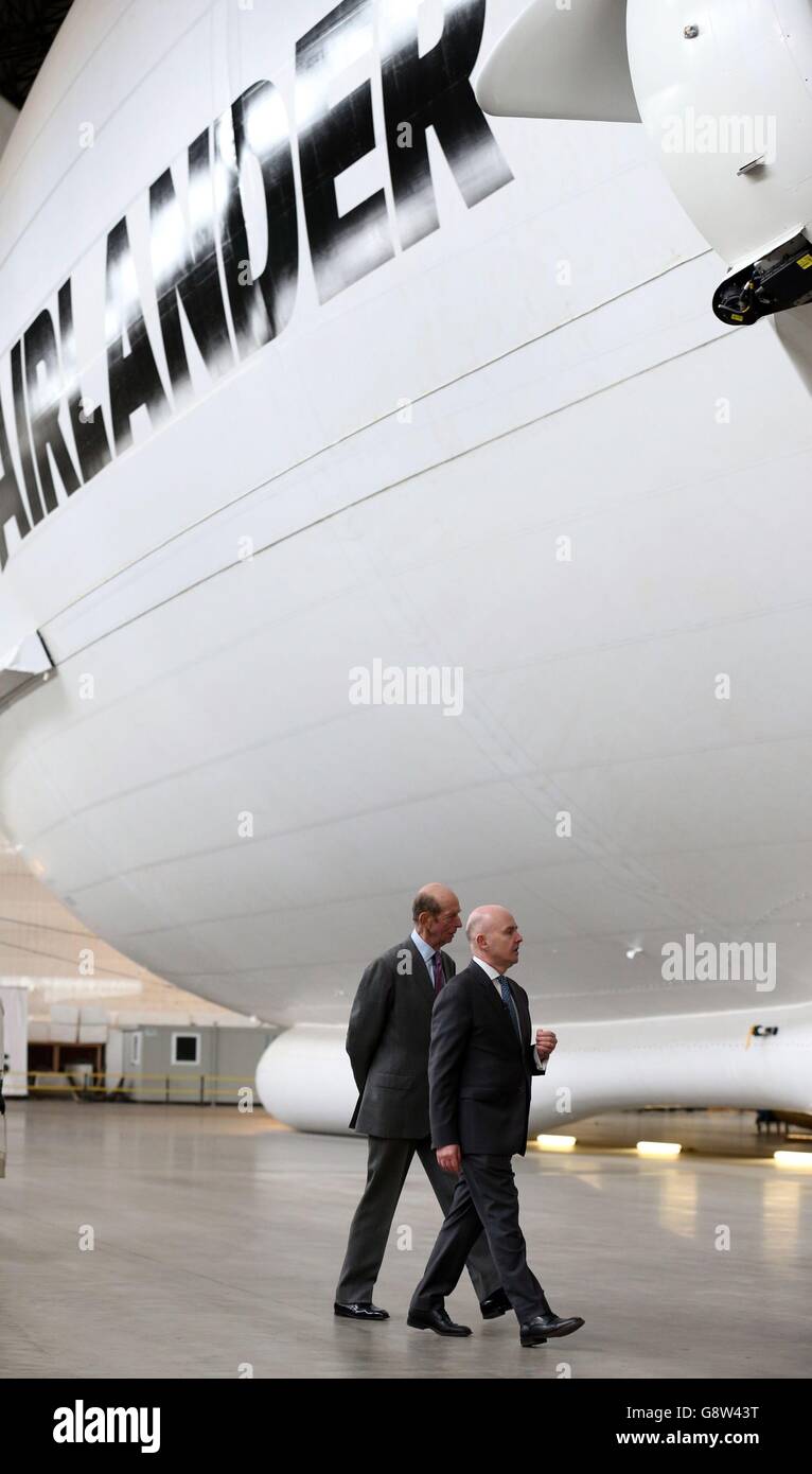 Il Duca di Kent (a sinistra) è scortato dal CEO dei veicoli ibridi dell'aria Stephen McGlennan, durante un giro dell'aeronave di Airlander 10 ai capannoni di Cardington a Bedford, prima di denominare ufficialmente l'airship il Martha Gwyn. Foto Stock