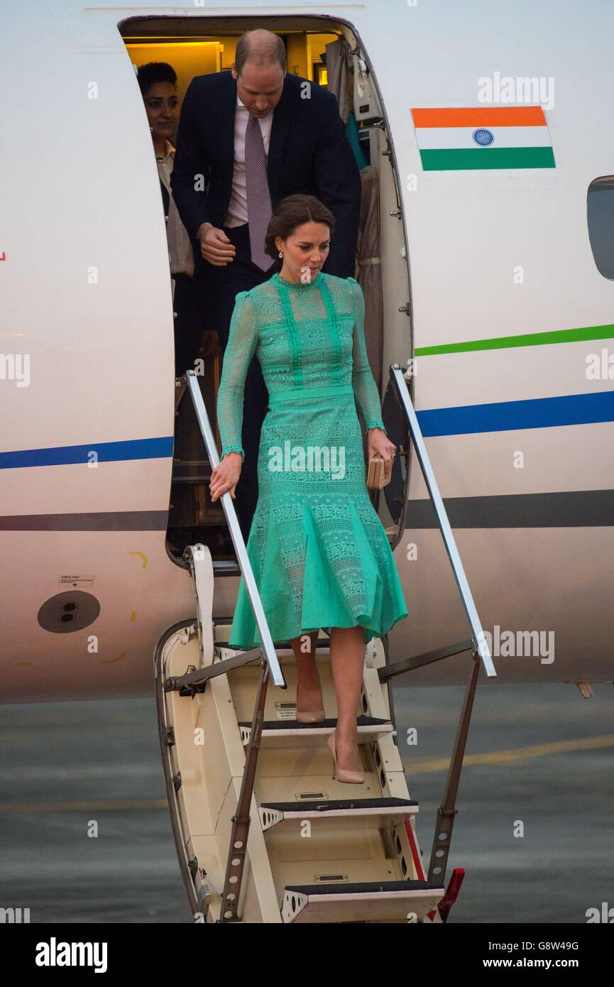 Il Duca e la Duchessa di Cambridge arrivano all'aeroporto di Tezpur ad Assam, in India, il terzo giorno della visita reale in India e Bhutan. Foto Stock