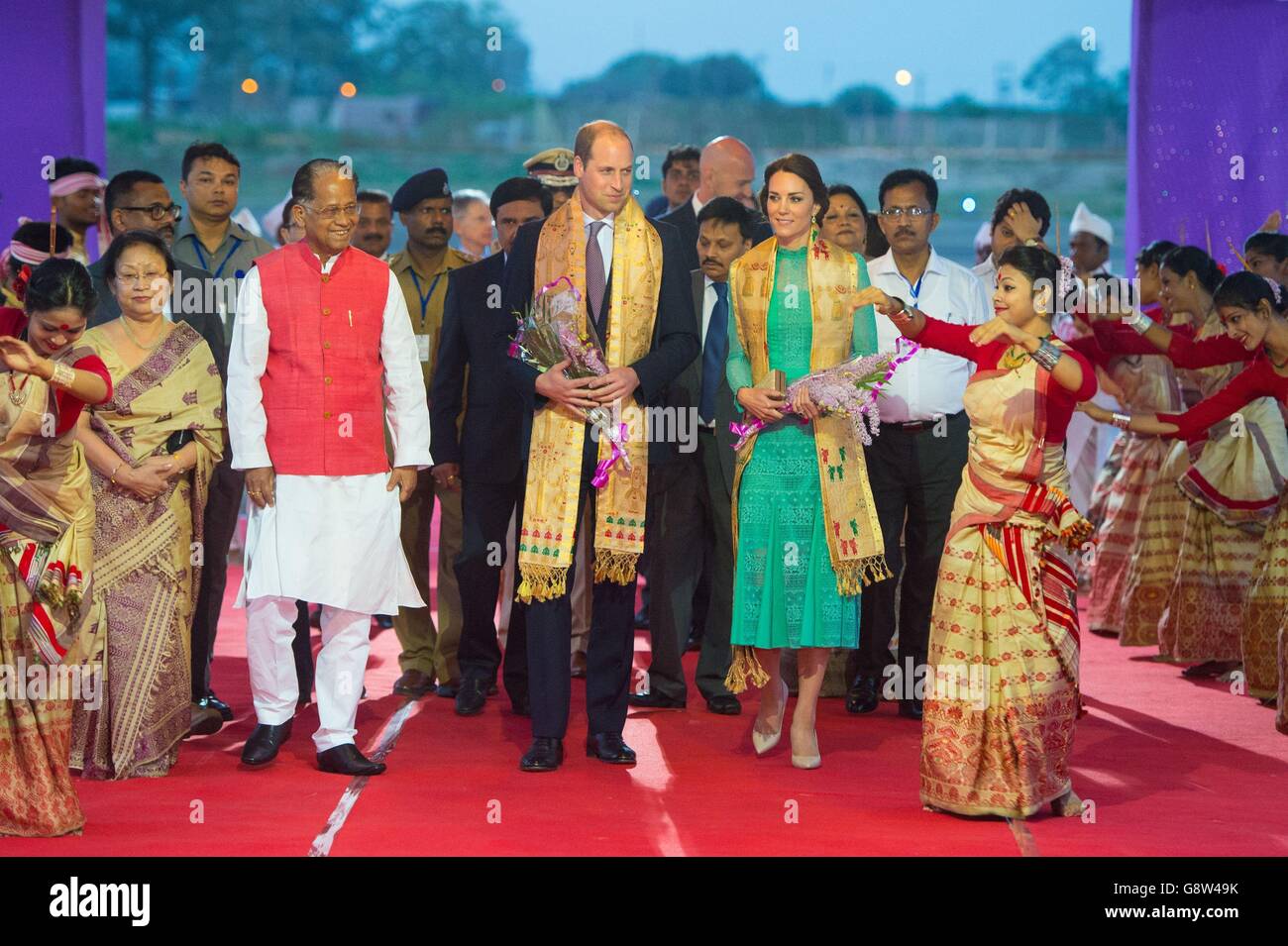 Il duca e la duchessa di Cambridge sono accolti con un benvenuto cerimoniale quando arrivano all'aeroporto di Tezpur ad Assam, India, il terzo giorno della visita reale in India e Bhutan. Foto Stock