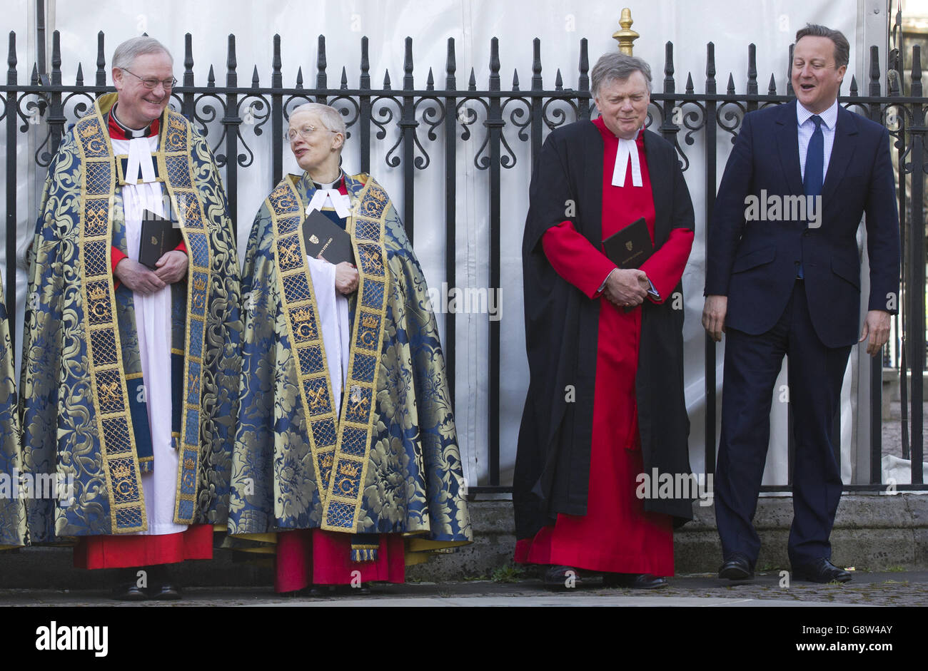 Il primo ministro David Cameron (a destra) parla con il destinatario generale dell'Abbazia di Westminster Sir Stephen Lamport, mentre attende che il principe Harry arrivi a deporre una corona al memoriale delle vittime innocenti prima di un servizio di commemorazione all'Abbazia di Westminster, Londra, Per le vittime degli attentati terroristici del 2015 in Tunisia. Foto Stock