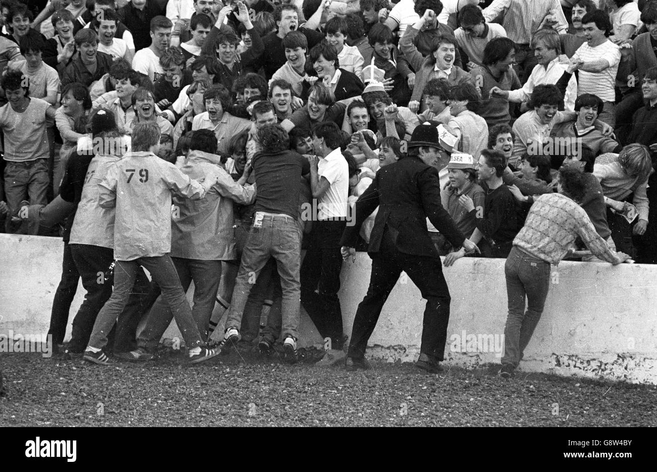 I tifosi del Chelsea festeggiano dopo che il loro team ha vinto la promozione alla prima divisione con una vittoria del 5-0 su Leeds. Foto Stock