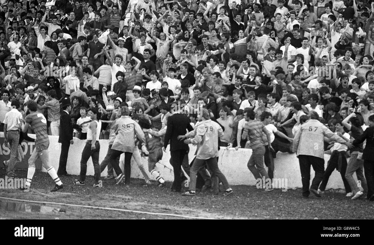 I tifosi del Chelsea festeggiano dopo che il loro team ha vinto la promozione alla prima divisione con una vittoria del 5-0 su Leeds. Foto Stock
