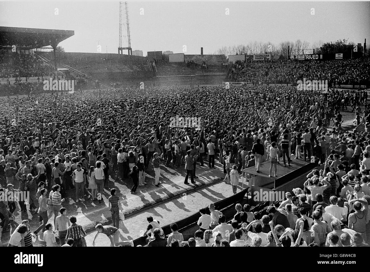 Il campo si è allagato con i tifosi dopo che Chelsea ha vinto la promozione alla prima divisione con una vittoria 5-0 su Leeds. Foto Stock