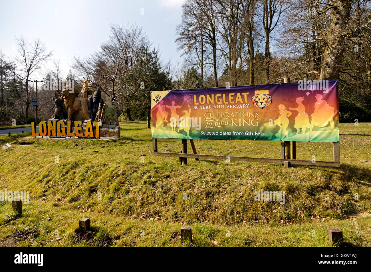 Un banner per celebrare il cinquantesimo anniversario di Longleat all'ingresso del Longleat Estate, Wiltshire, Regno Unito. Il 17 marzo 2016. Foto Stock