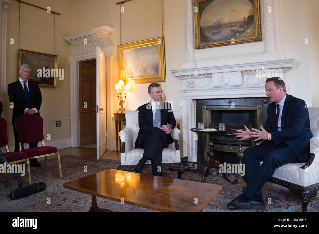 Il primo Ministro David Cameron (destra) con il Segretario Generale della NATO Jens Stoltenberg in qualità di Segretario alla Difesa Michael Fallon guarda (sinistra) in vista di un incontro bilaterale al 10 di Downing Street a Londra. Foto Stock