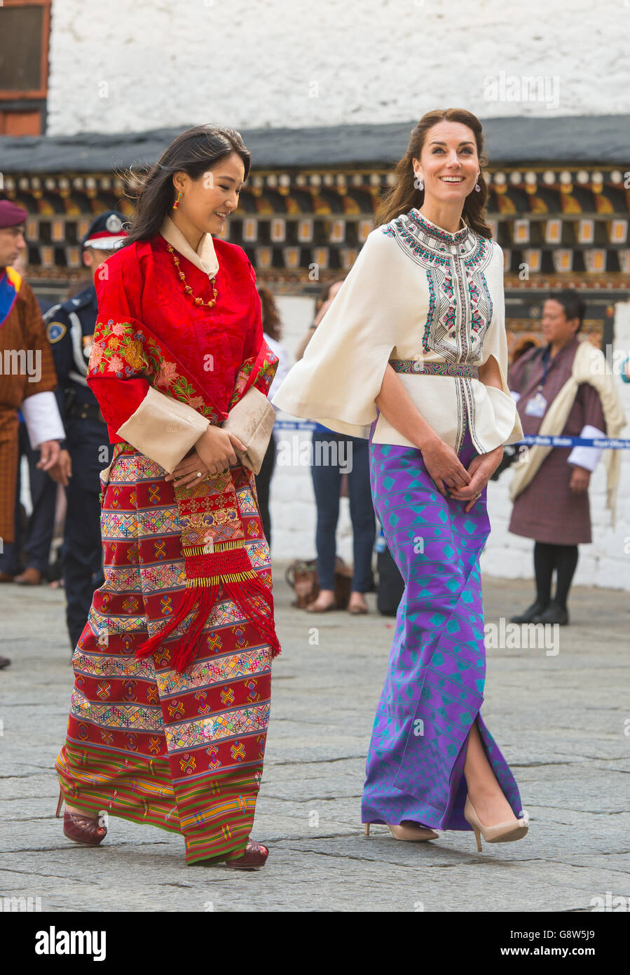 La Duchessa di Cambridge con la Regina del Bhutan Jetsun Pema a Tashichho Dzong, a Thimphu, Bhutan, il quinto giorno del tour reale in India e Bhutan. Foto Stock