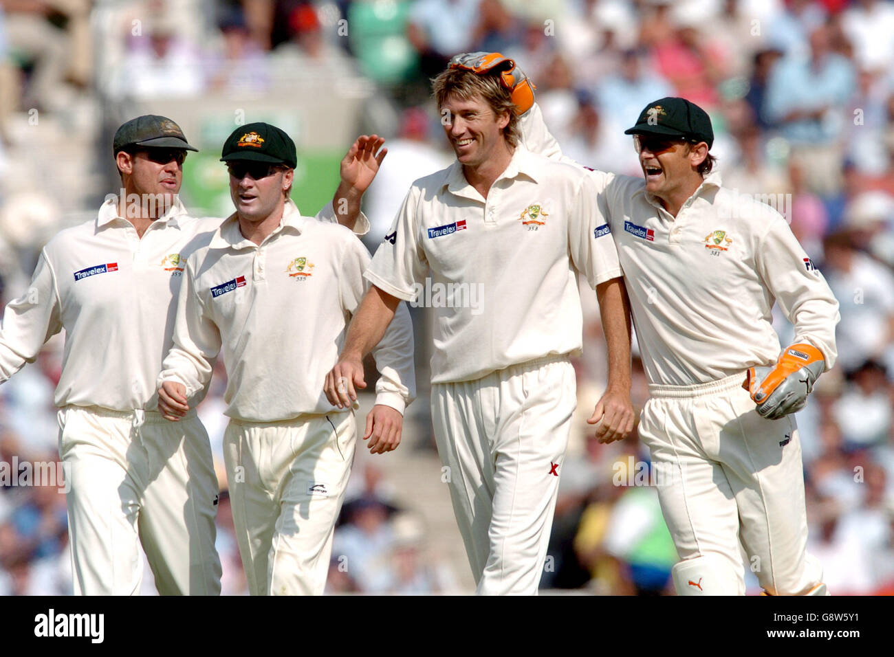 Glenn McGrath in Australia si congratula con i compagni di squadra Matthew Hayden, Michael Clarke e Adam Gilchrist per aver reclamato il cazzo di Matthew Hoggard in Inghilterra Foto Stock