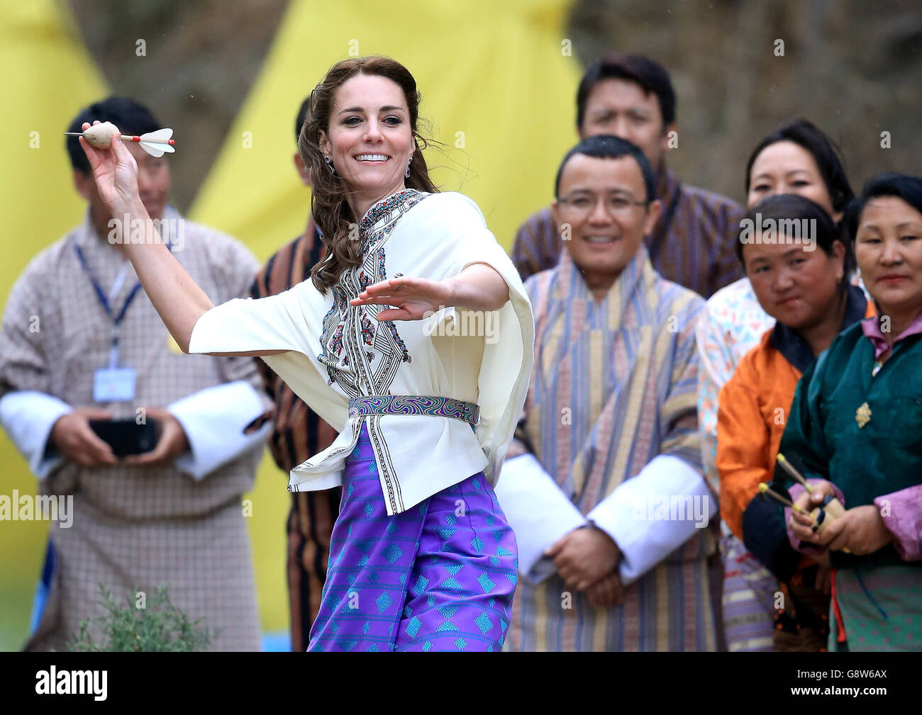 La Duchessa di Cambridge lancia una freccetta ad un evento di tiro con l'arco a Thimphu, Bhutan, durante il quinto giorno del tour reale in India e Bhutan. Foto Stock