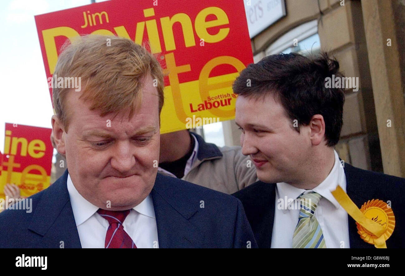 Il leader liberal-democratico Charles Kennedy e il candidato liberal-democratico per Livingston Charles Dundas vengono dirottati dagli attivisti del partito laburista durante una passeggiata pre-elettorale a West Calder, Livingston, martedì 27 settembre 2005. La visita precede le elezioni di Livingston provocate dalla morte di Robin Cook. Vedi PA Story SCOTLAND LIVINGSTON. Premere Associazione foto. Il credito fotografico dovrebbe essere Danny Wiliams/PA Foto Stock