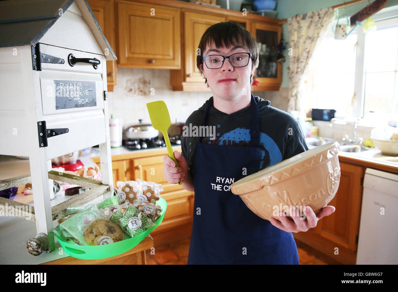 Ryan Bogues, 21 anni, con il suo 'Ryan's Cookie Box' a casa sua a Ballynahinch in Co Down. Foto Stock