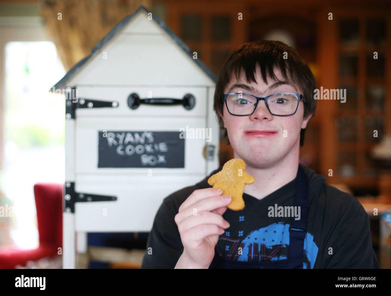 Ryan Bogues, 21 anni, con il suo 'Ryan's Cookie Box' a casa sua a Ballynahinch in Co Down. Foto Stock