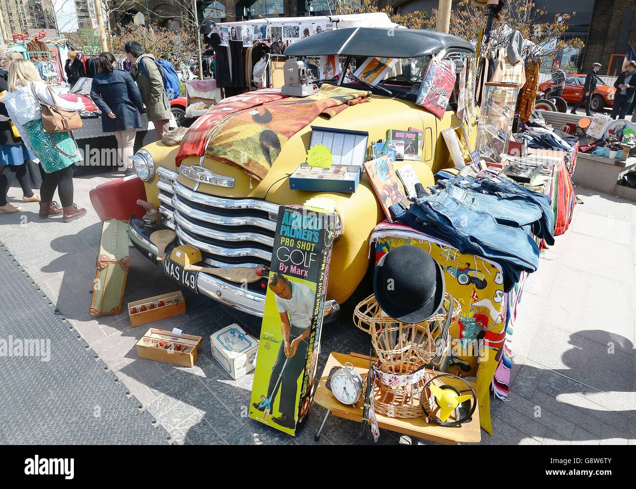 Un classico camion Chevrolet 1949 con articoli in vendita al Classic Car Boot sale a King's Cross, a nord di Londra. Foto Stock