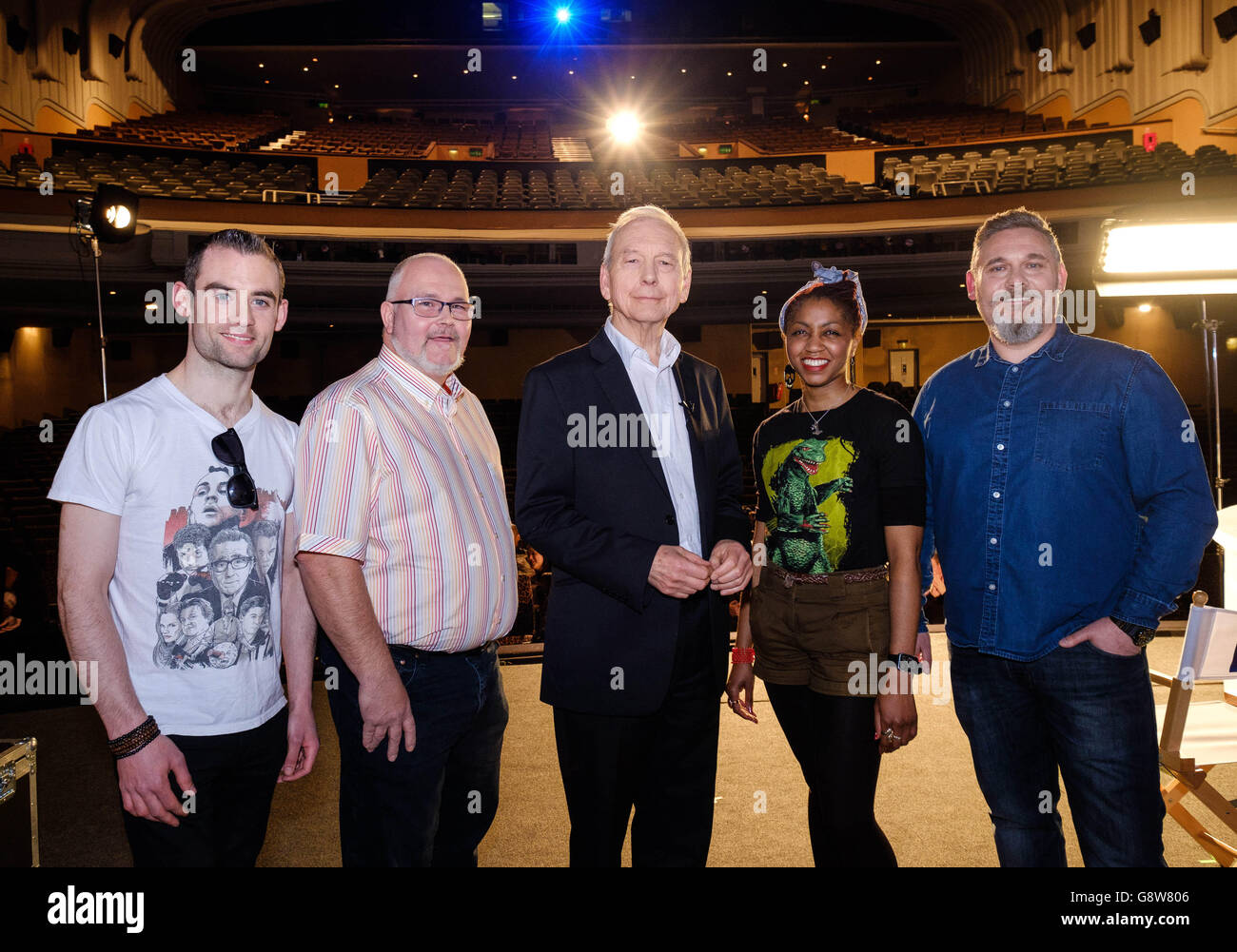 (Da sinistra a destra) i concorrenti Aidan Largey, Nigel Thomas, Emma Daley e Steve Whalley prendono parte al primo evento 'senza limiti Moviemind' per trovare il più grande appassionato di cinema britannico, ospitato da John Humphrys (centro), a ODEON Leicester Square a Londra. Foto Stock