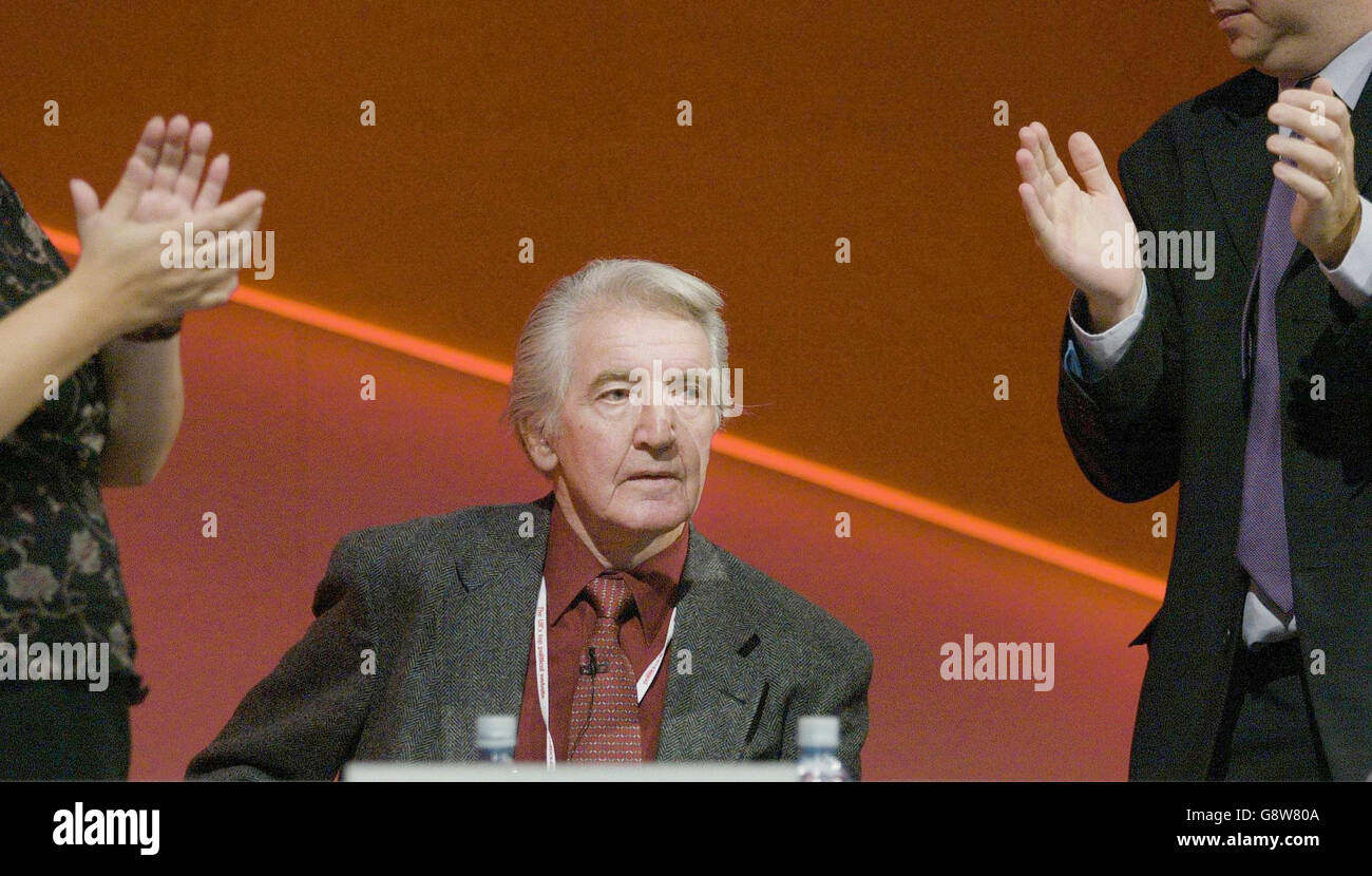 Denis Skinner riceve applausi dopo aver pronunciato un discorso alla conferenza del Partito laburista a Brighton oggi mercoledì 28 settembre 2005.Dennis Skinner.ha invitato i delegati laburisti a combattere l'apatia degli elettori in un discorso irreparabile della conferenza. Vedere PA Story LABOR Skinner. Premere Associazione foto. Il credito fotografico dovrebbe leggere Chris Ion/PA Foto Stock