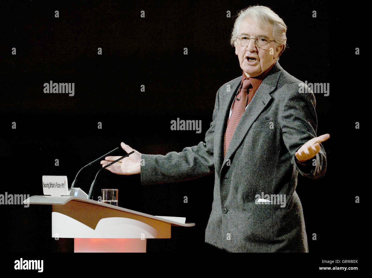 Dennis Skinner riceve applausi dopo aver pronunciato un discorso alla conferenza del Partito laburista a Brighton oggi mercoledì 28 settembre 2005.Dennis Skinner.ha esortato i delegati laburisti a combattere l'apatia degli elettori in un discorso irreparabile della conferenza. Vedere PA Story LABOR Skinner. Premere Associazione foto. Il credito fotografico dovrebbe leggere Chris Ion/PA Foto Stock