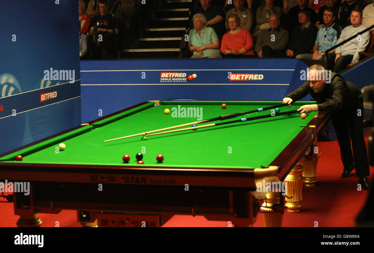 John Higgins in azione contro Ryan Day durante il quarto giorno dei Campionati Mondiali di Snooker Betfred al Crucible Theatre di Sheffield. Foto Stock