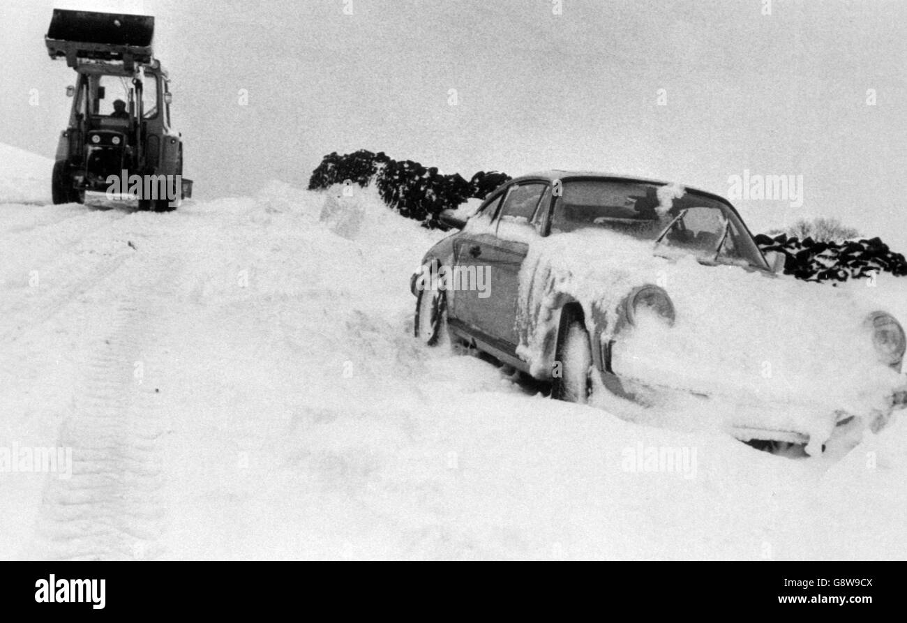 Condizioni di neve - B6451 Otley-Pateley Bridge Road - Fewston, North Yorkshire - 1981 Foto Stock