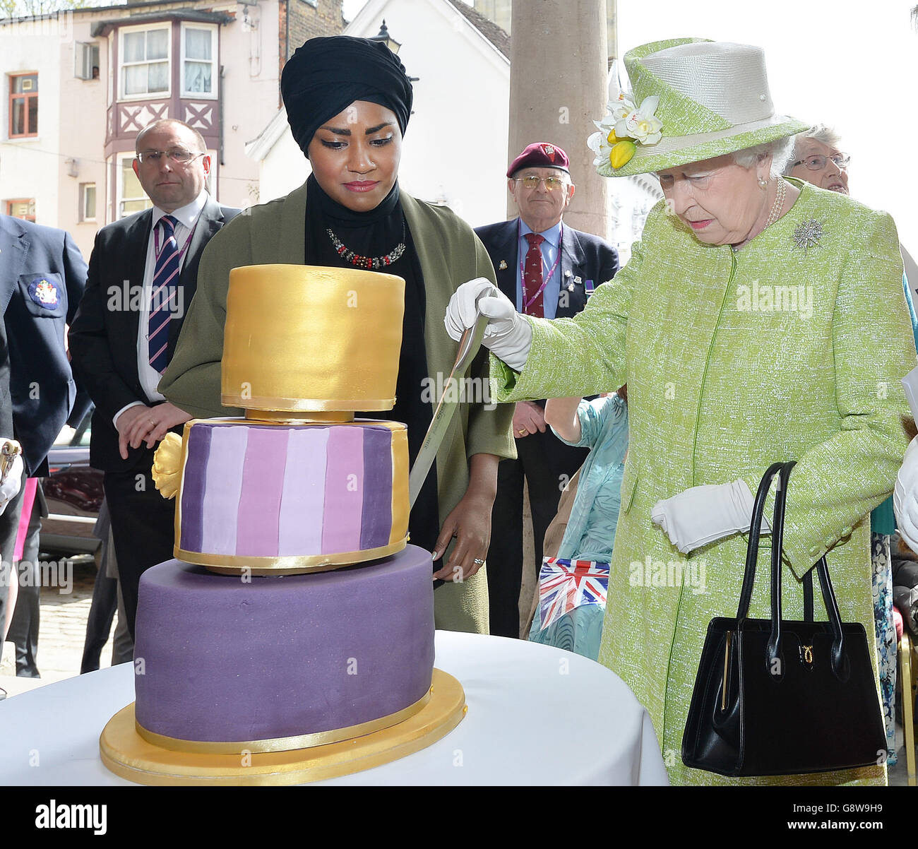 La regina Elisabetta II con Nadiya Hussain, vincitrice del Gran Bake britannico che ha cucinato una torta per lei, durante una passeggiata vicino al Castello di Windsor nel Berkshire mentre celebra il suo 90° compleanno. Foto Stock