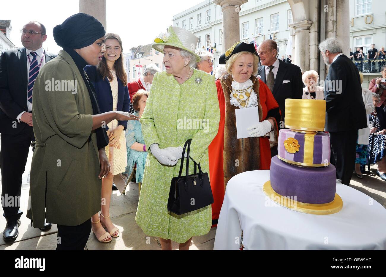 La regina Elisabetta II con Nadiya Hussain, vincitrice del Gran Bake britannico che ha cucinato una torta per lei, durante una passeggiata vicino al Castello di Windsor nel Berkshire mentre celebra il suo 90° compleanno. Foto Stock
