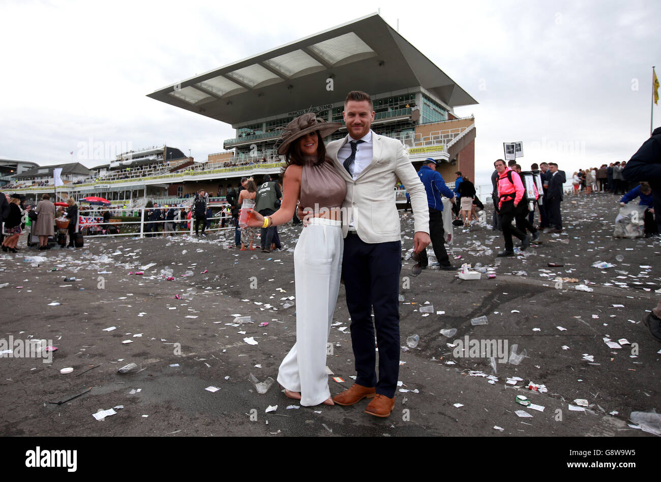 Racegoers durante il Ladies Day del Grand National Festival di Crabbie all'Ippodromo di Aintree, Liverpool. Foto Stock