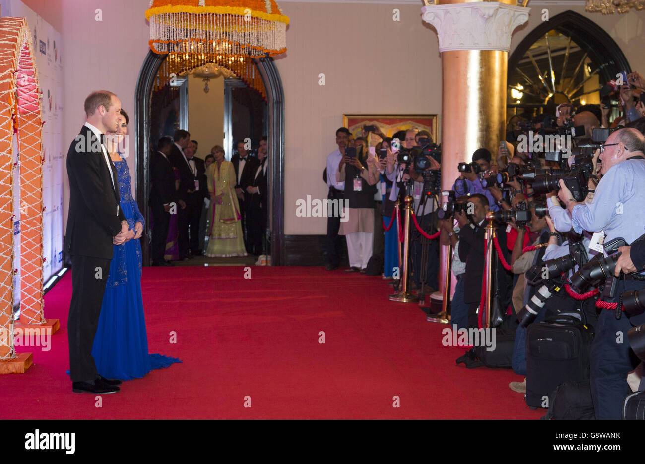 Il Duca e la Duchessa di Cambridge arrivano a un Bollywood Charity Gala ospitato dalla British High Commission e dal British Asian Trust all'hotel Taj Mahal Palace di Mumbai, India, durante il primo giorno del tour reale in India e Bhutan. Foto Stock