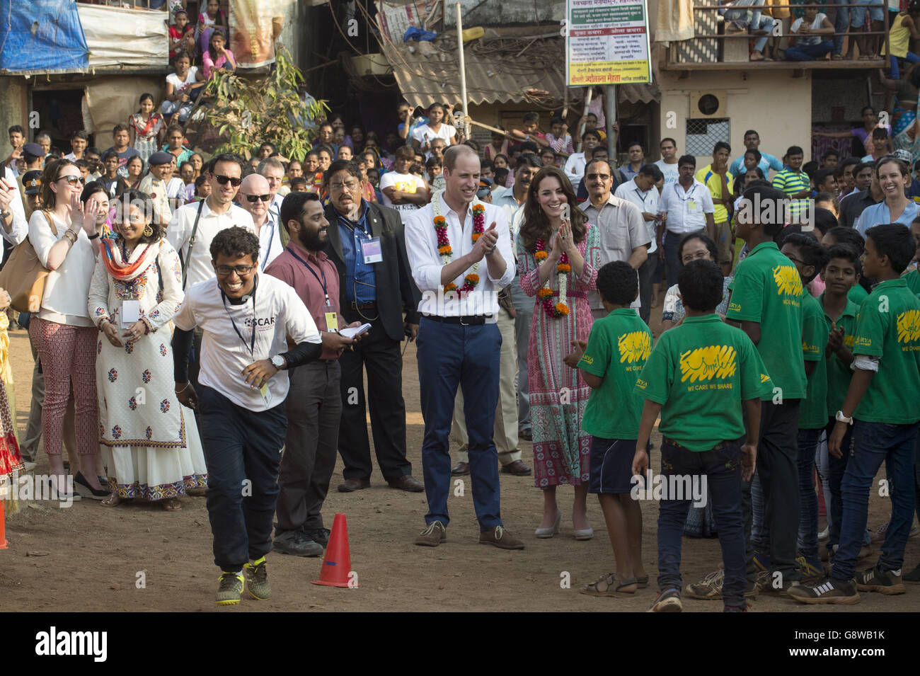 Il Duca e la Duchessa di Cambridge durante una visita al serbatoio d'acqua di Banganga a Mumbai, India, durante il primo giorno del tour reale in India e Bhutan. Foto Stock