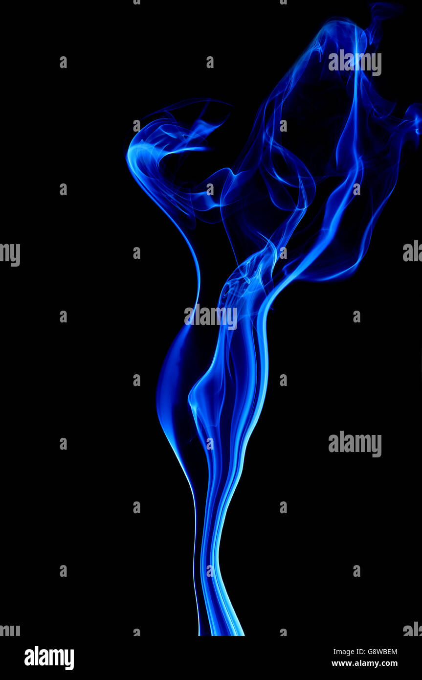 Il fumo isolata su uno sfondo nero Foto Stock
