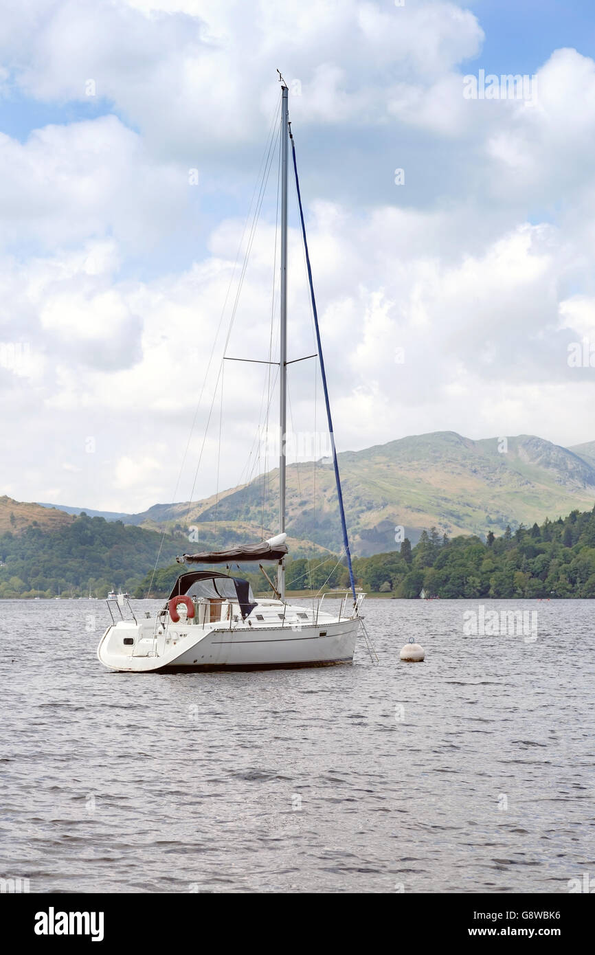 Yacht ormeggiati sul lago di Windermere, Cumbria Foto Stock