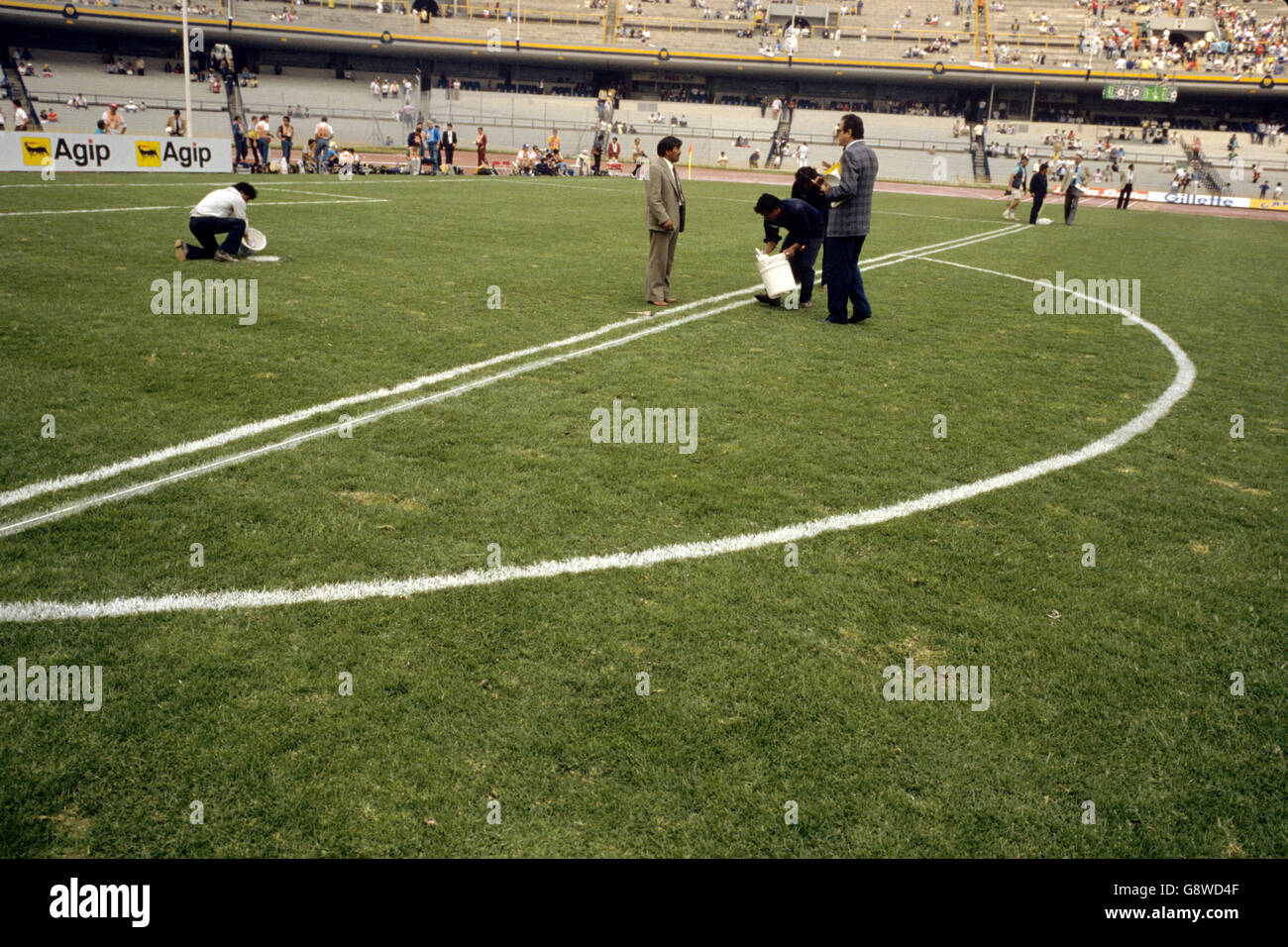 Il bordo dell'area di penalizzazione viene riverniciato dopo di esso è stato scoperto che la linea bianca non era il regolamento distanza dalla linea obiettivo Foto Stock