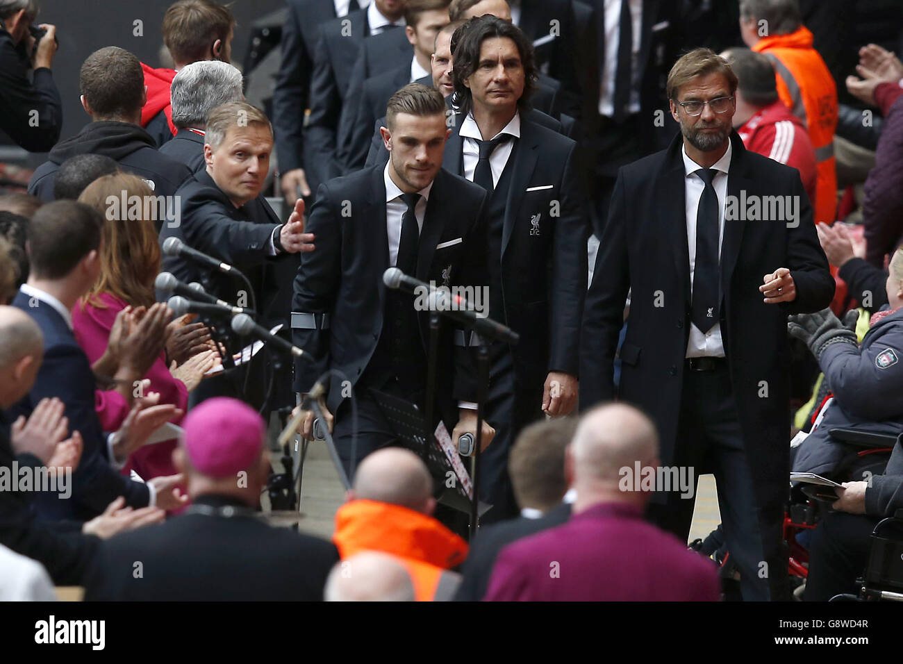 Il direttore di Liverpool, Jurgen Klopp (a destra) e Jordan Henderson di Liverpool, arriveranno ad Hillsborough per il 27th Anniversary Memorial Service ad Anfield, Liverpool. PREMERE ASSOCIAZIONE foto. Data foto: Venerdì 15 aprile 2016. Vedi la storia della Pennsylvania DI CALCIO Hillsborough. Il credito fotografico deve essere: Peter Byrne/PA Wire. Foto Stock