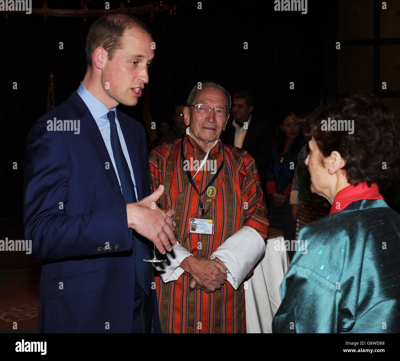 Il Duca di Cambridge (a sinistra) partecipa a un ricevimento che celebra l'amicizia e la cooperazione tra il Regno Unito e il Bhutanese, al Taj Tashi Hotel a Thimphu, Bhutan, durante il sesto giorno del tour reale in India e Bhutan. Foto Stock