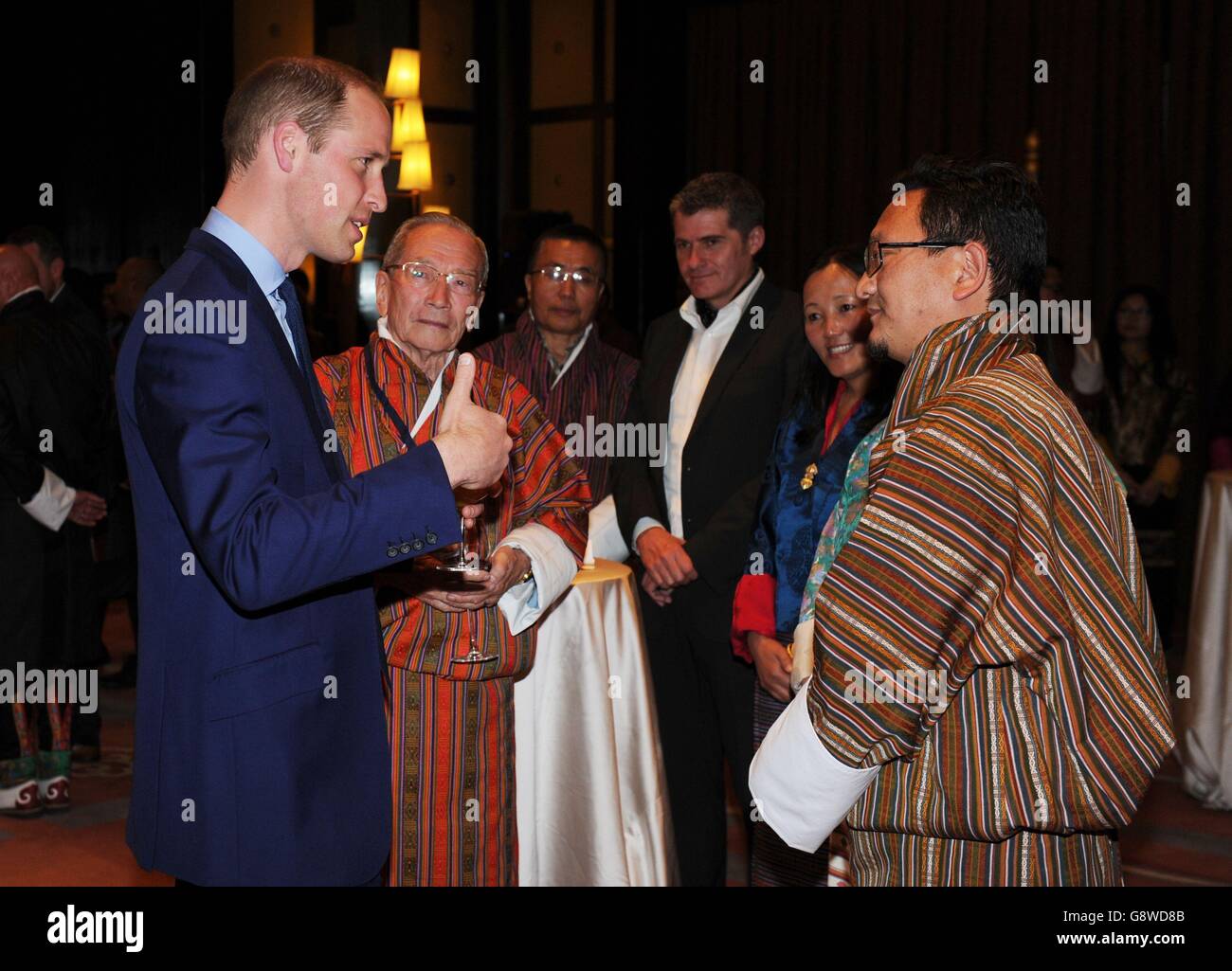 Il Duca di Cambridge (a sinistra) partecipa a un ricevimento che celebra l'amicizia e la cooperazione tra il Regno Unito e il Bhutanese, al Taj Tashi Hotel a Thimphu, Bhutan, durante il sesto giorno del tour reale in India e Bhutan. Foto Stock