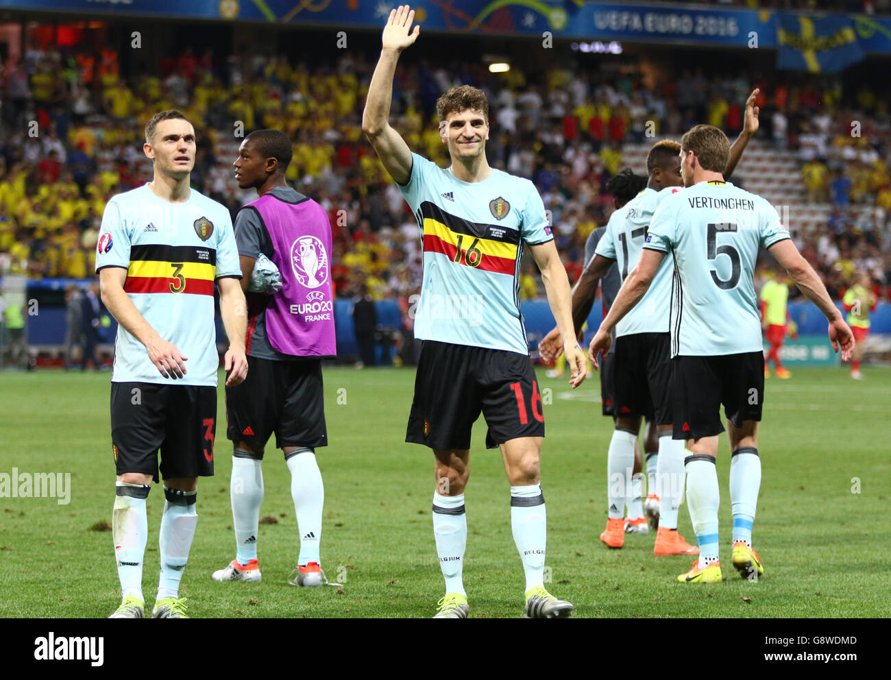 I giocatori del Belgio nazionale di calcio ringraziare i propri tifosi dopo la UEFA EURO 2016 partita contro la Svezia Foto Stock