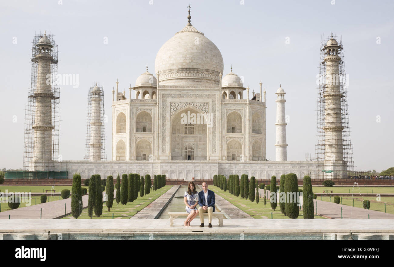 Il Duca e la Duchessa di Cambridge di fronte al Taj Mahal in India durante il giorno 7 del tour reale in India e Bhutan. Foto Stock