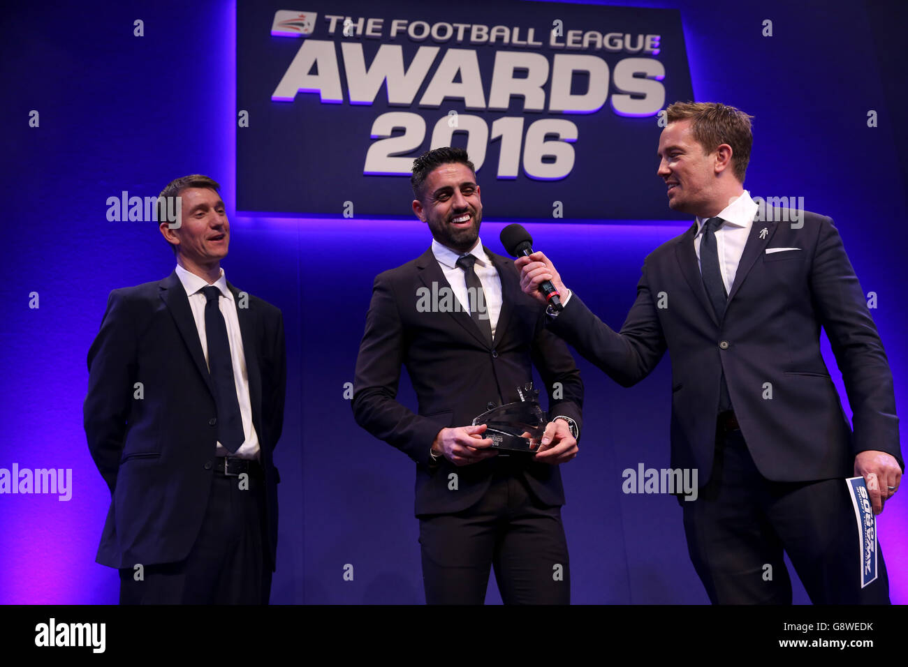 Marco Matias di Sheffield Wednesday condivide una battuta con il presentatore Simon Thomas (a destra) quando riceve il Mitre Goal of the Year da Mitre Head of National Field Sales Chris Degnan, ai Football League Awards di questa sera che si tengono a Manchester. Foto Stock