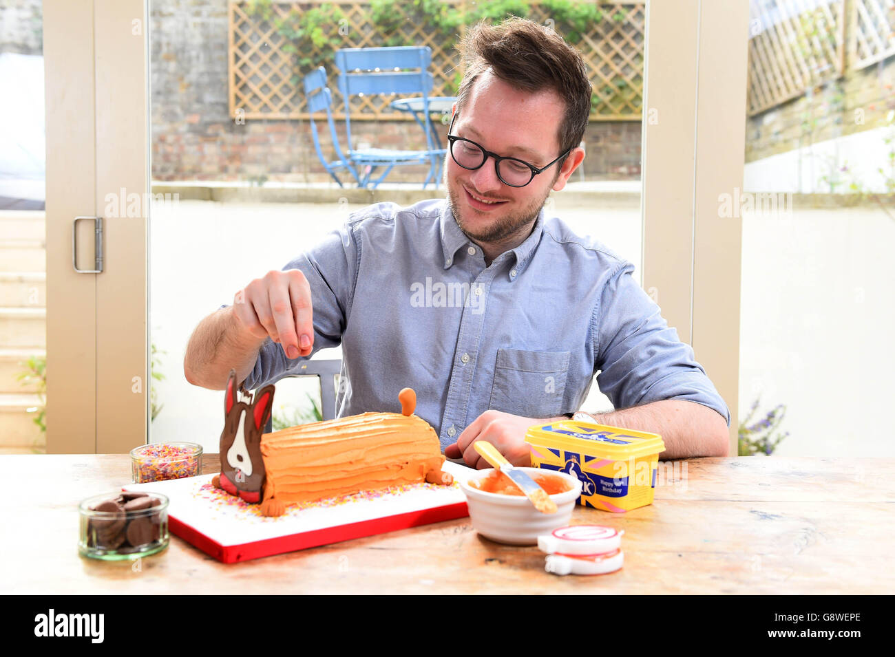 EDD Kimber, vincitore della BBC's Great British Bake Off, crea una torta di compleanno "Candy the Corgi" utilizzando Stork con burro per celebrare il 90° compleanno della regina Elisabetta II. Foto Stock