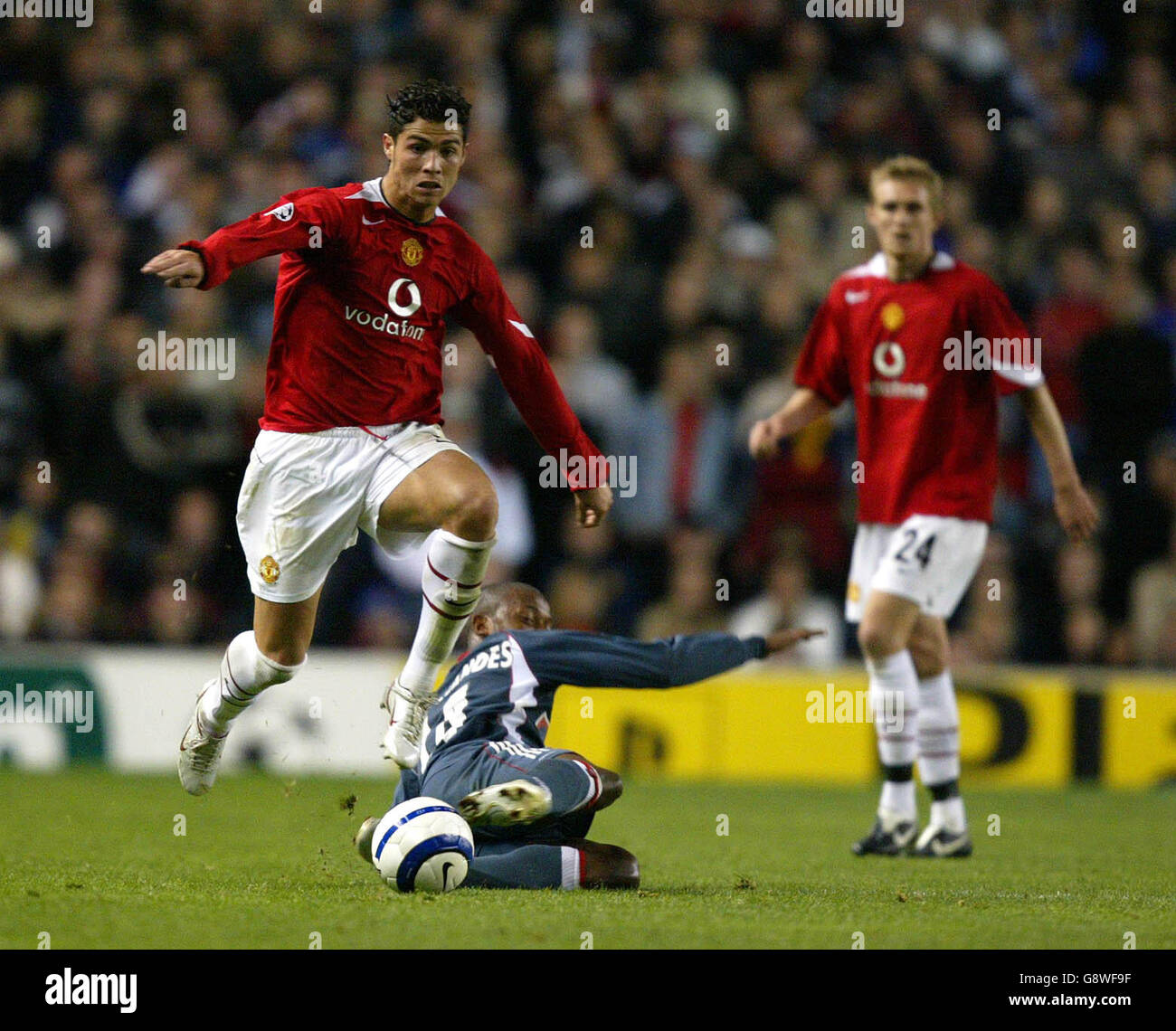 Calcio - UEFA Champions League - Gruppo D - Manchester United / Benfica - Old Trafford. Cristiano Ronaldo del Manchester United e Manuel Fernandes di Benfica Foto Stock